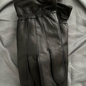 Moda genuine black leather gloves in size large.  NWT.
